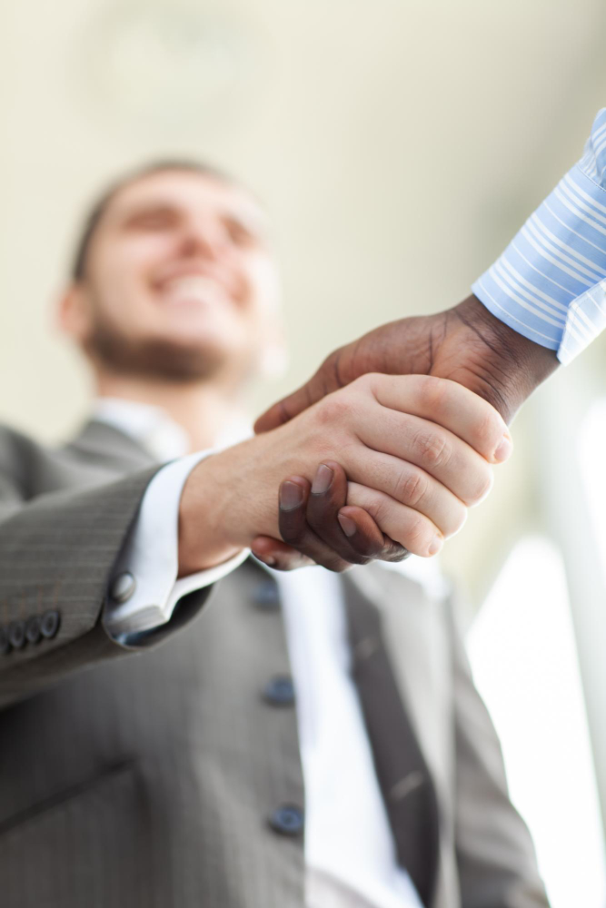 hommes d'affaires se serrant la main finissant réunion